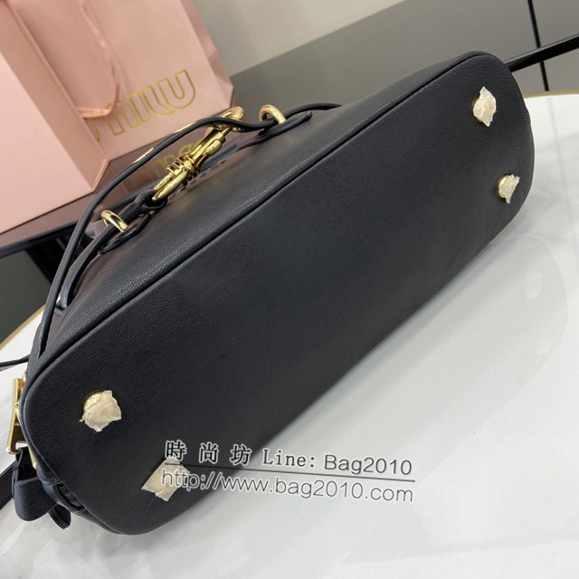 miumiu專櫃繆繆最新款爆款保齡球包原廠皮革手提包 jh2345型號：5bb169